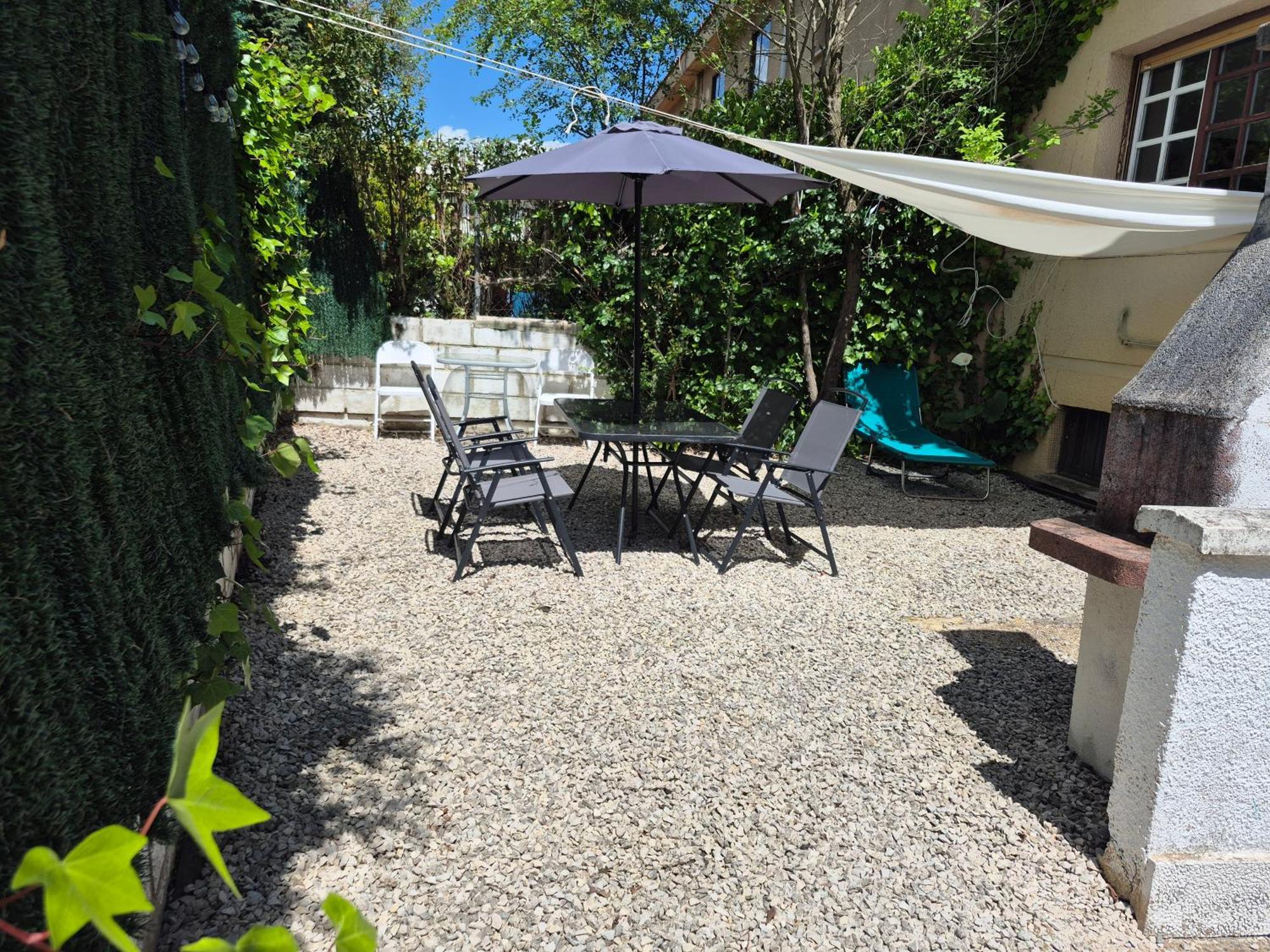 Cool Basement Studio In Hosts House With Private Terrace And Bbq Zizur Mayor Quarto foto